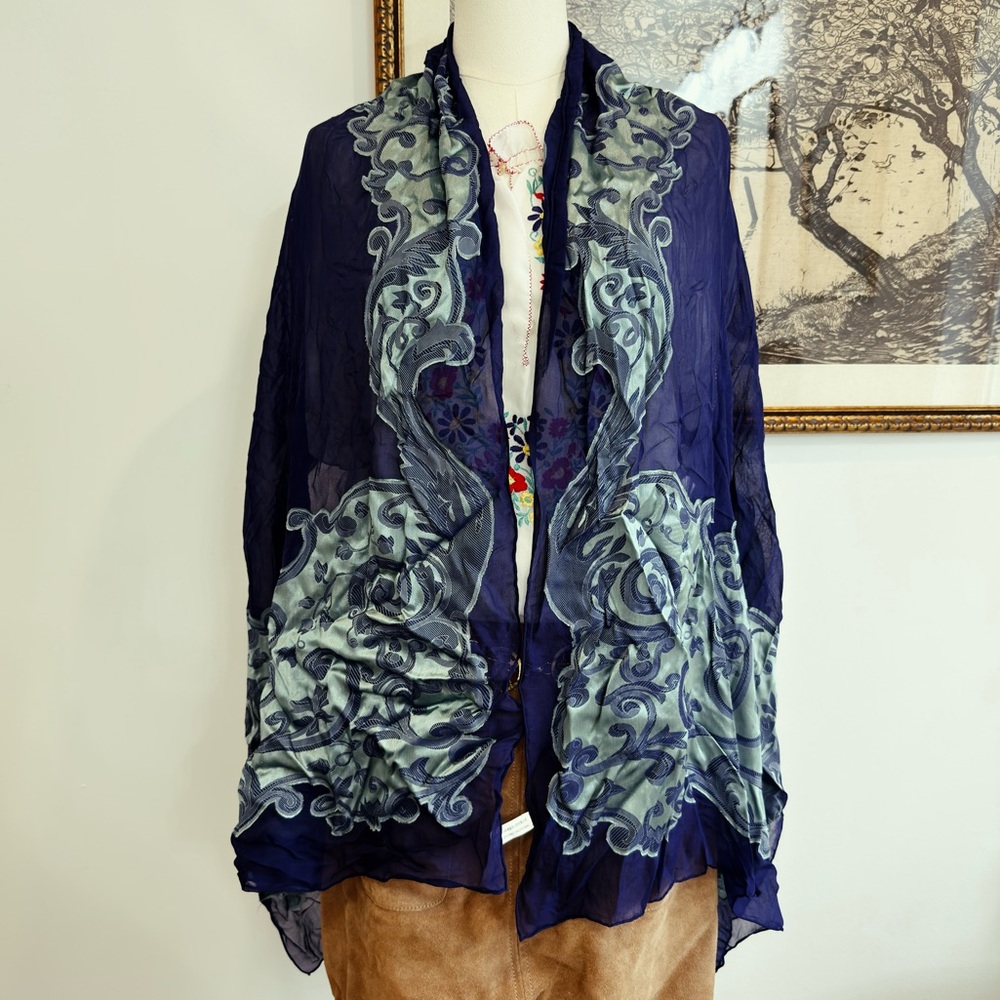 ✨ VINTAGE 1970s silk scarf / shawl